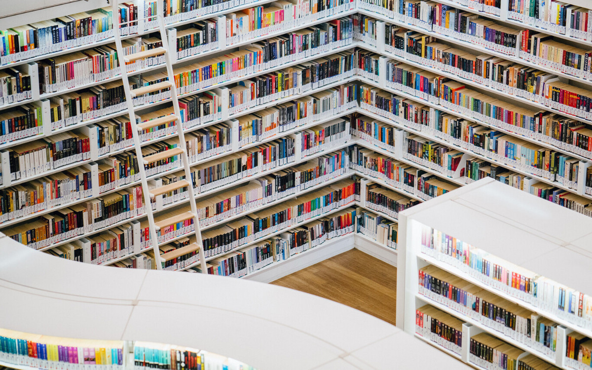 Las librerías españolas empiezan a vender coches compactos